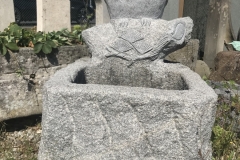 Pflanzgefäß mit Figur aus Granit